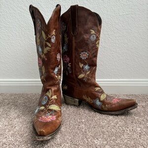 Embroidered Pointed Toe Lane Boots